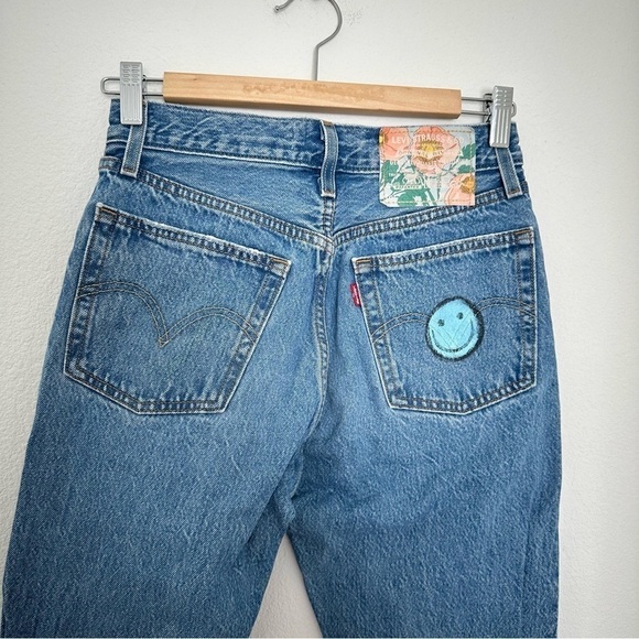 Levi’s 501 Upcycled Denim Jeans Back Smiley Pocket Floral Leather Patch Size 25 - Picture 3 of 10